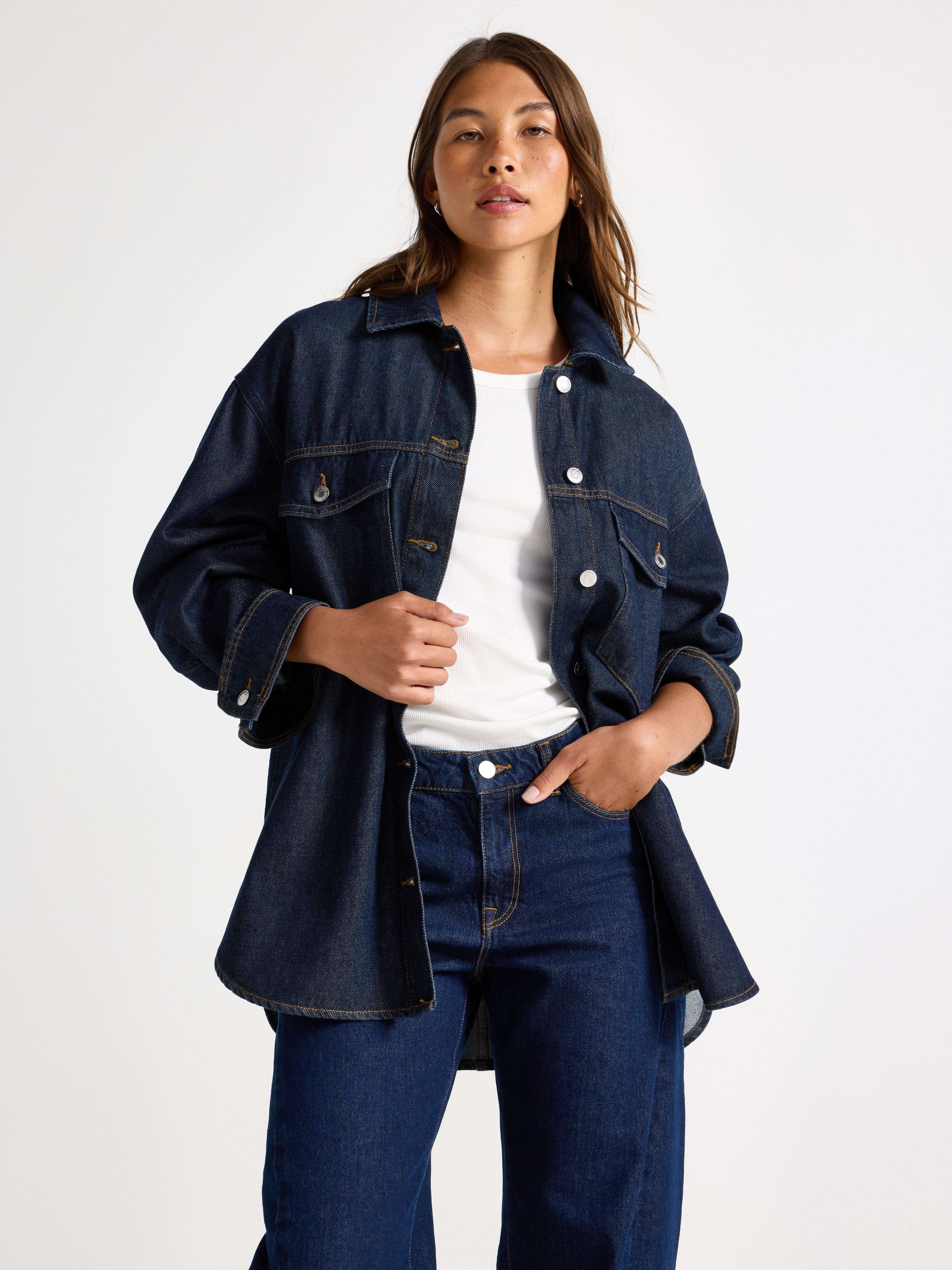 Jaqueta jeans em jeans escuro