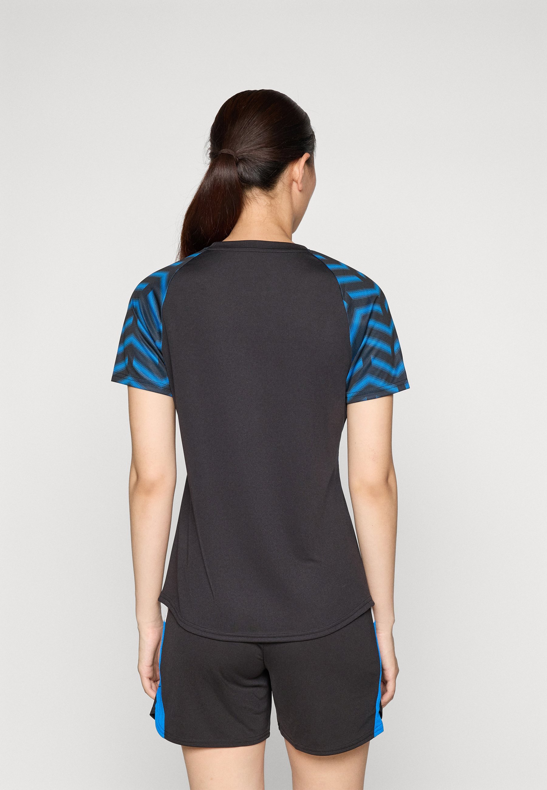 Puma INDIVIDUALBLAZE - Sport T-shirt - zwart/wit/racing blue