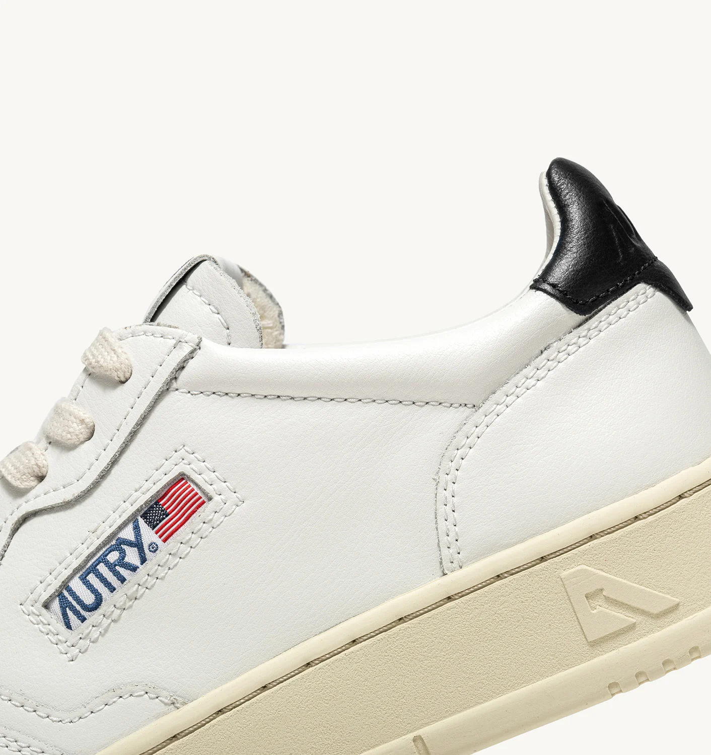 Adidași joși MEDALIST din piele alb-negru
