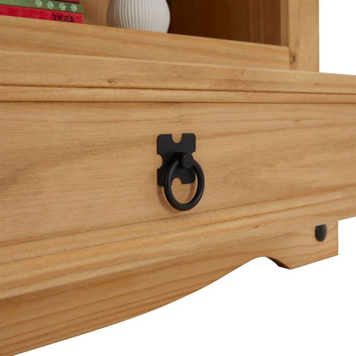 Librería de madera estilo mexicano SALSA con 2 estantes y 1 cajón, hecha de pino macizo con acabado teñido y encerado.