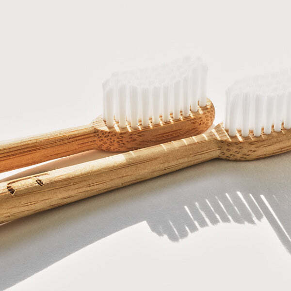 Cepillo de dientes Truthbrush Bamboo Cloud White Mediano (suministro para 1 año)