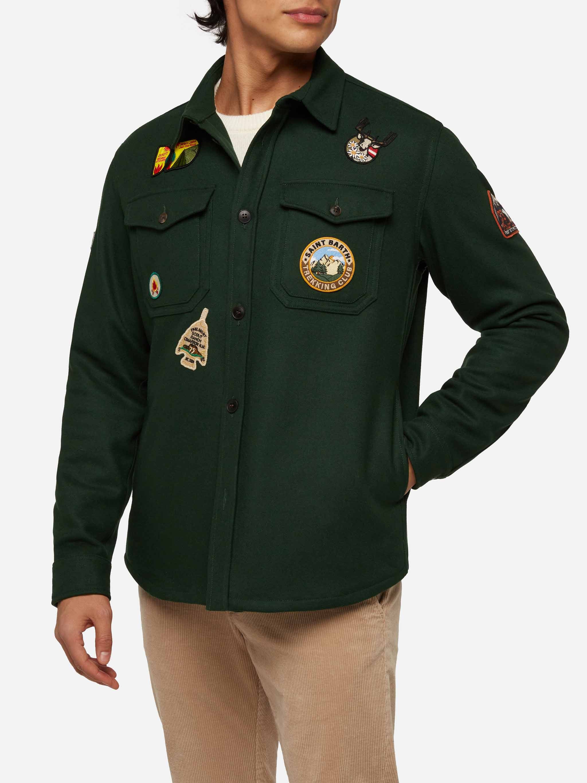 Camisa Burton de lana verde con bolsillos y parches.