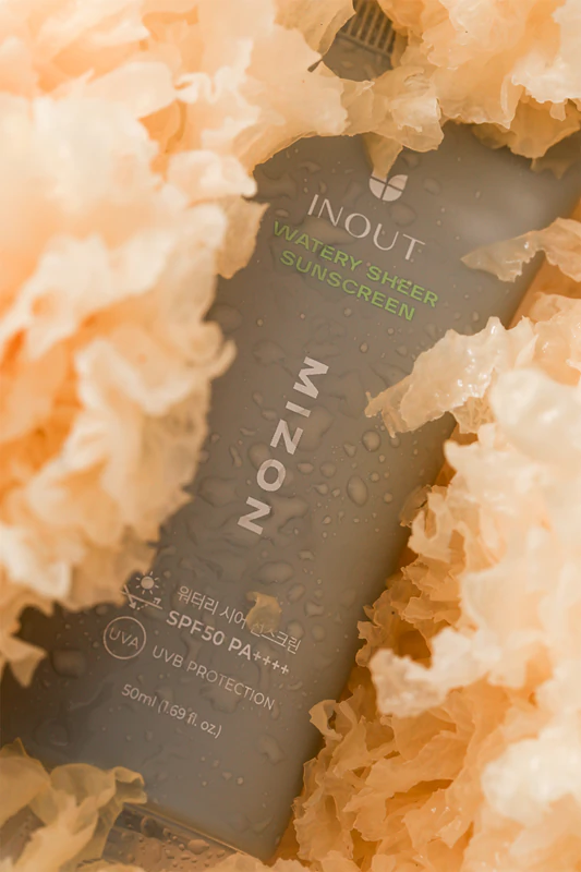 protetor solar facial Mizon Inout Watery Sheer é um creme leve, protetor e hidratante para o rosto.