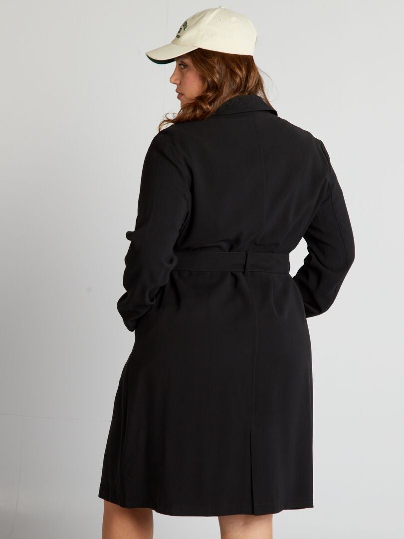 Trench coat preto de tecido macio com abotoamento duplo