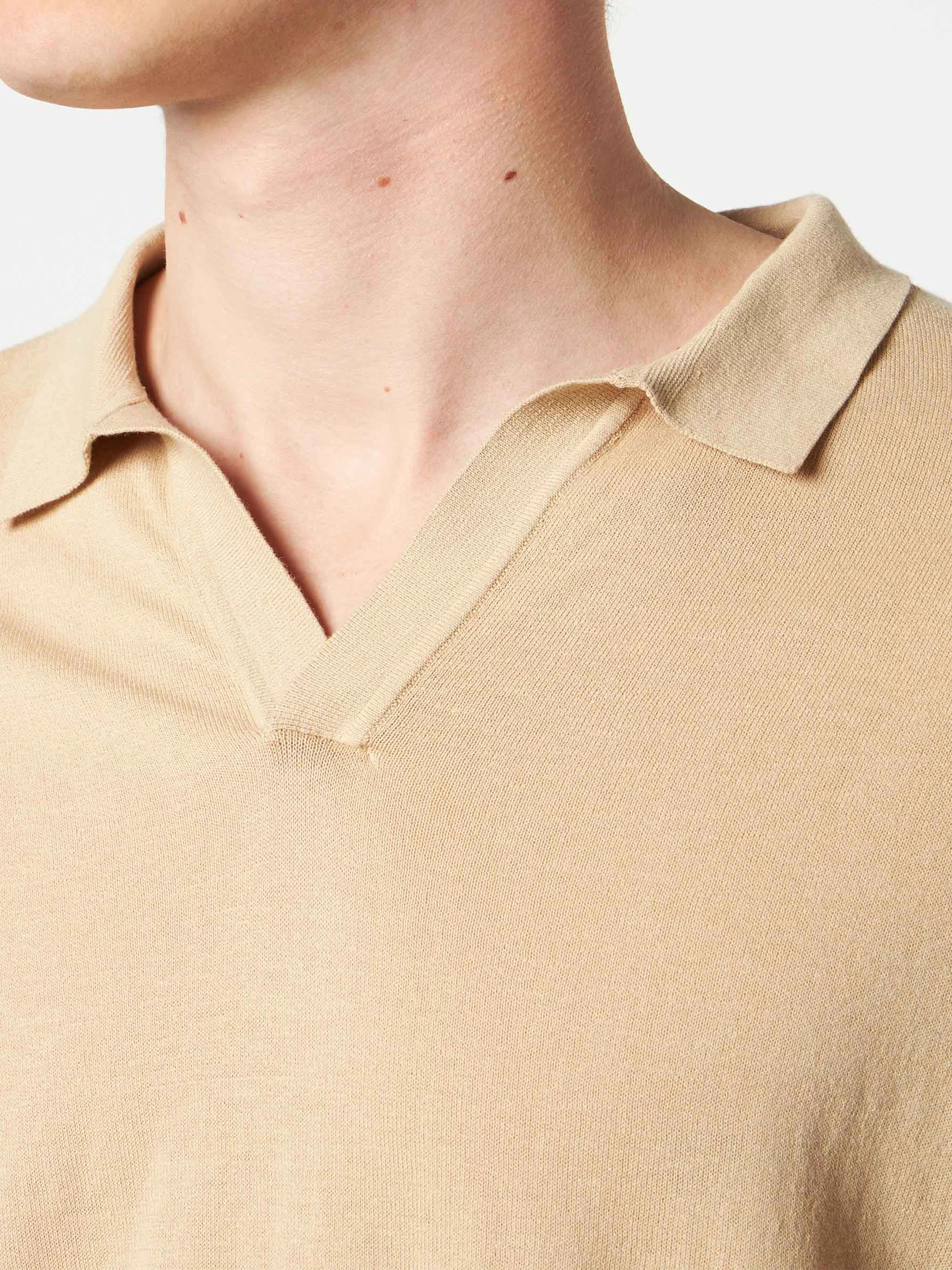 Sloan poloshirt in beige gebreide stof zonder knopen