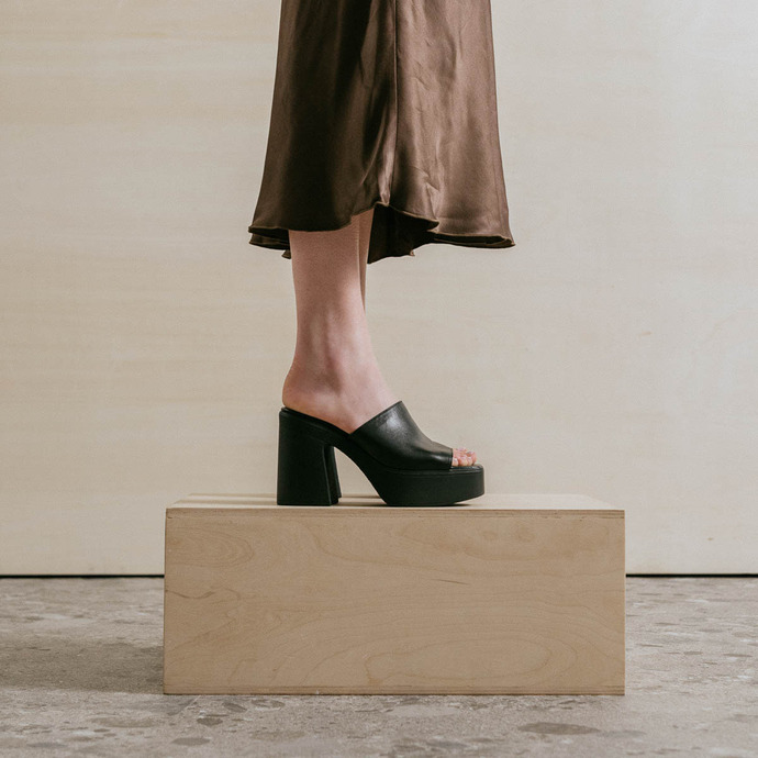 Mules à bouts ouverts et plateformes  en cuir noir