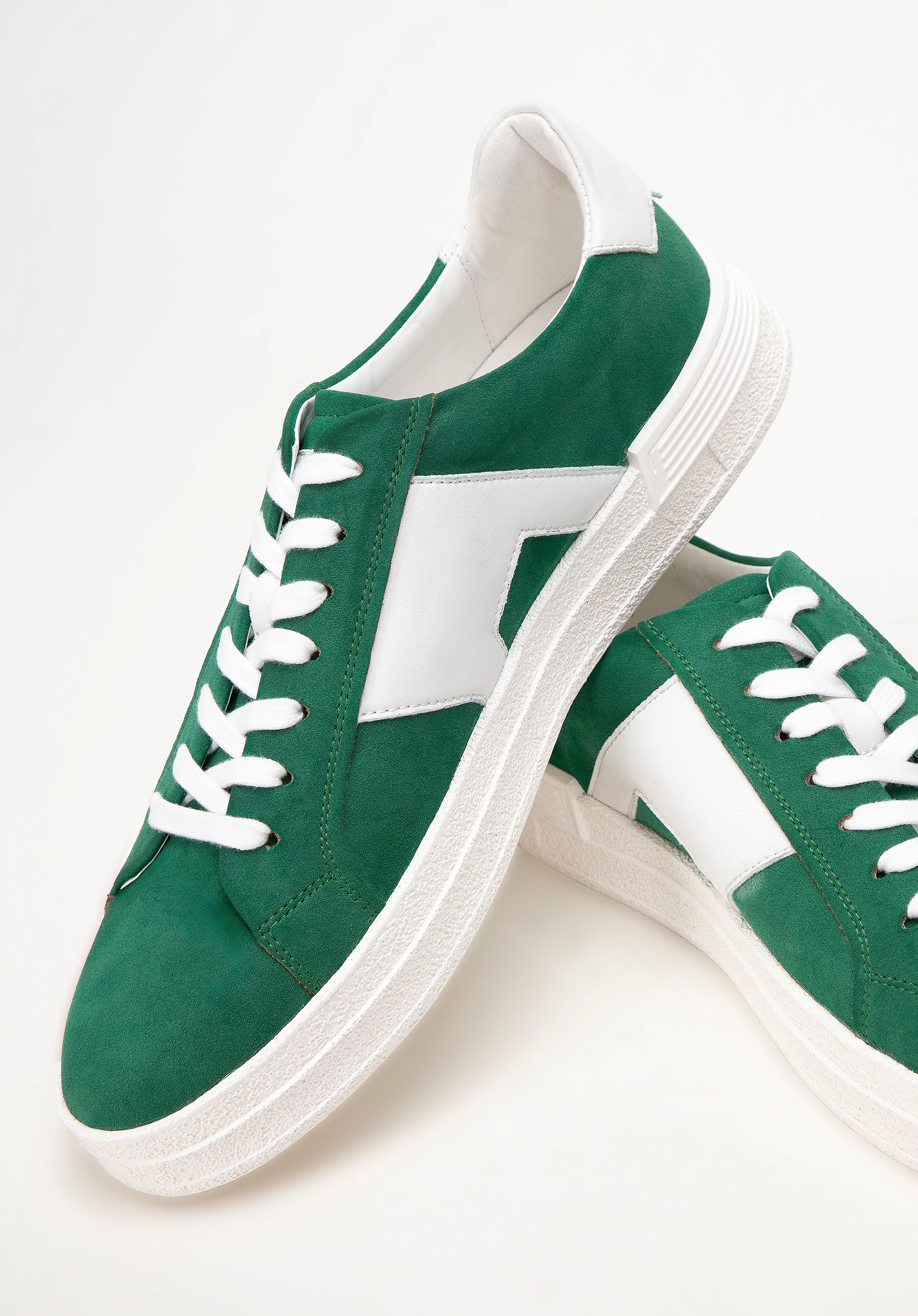 Męskie sneakersy z kontrastową podeszwą zielone