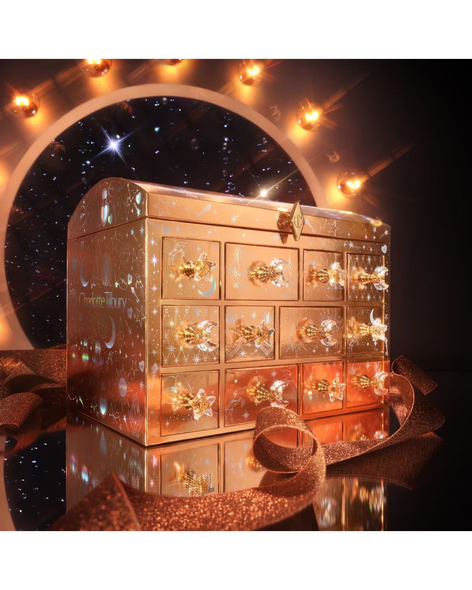 CHARLOTTE TILBURY Kozmetická truhlica s pokladom CHARLOTTE'S BEAUTY TRUDICA S POKLADOM