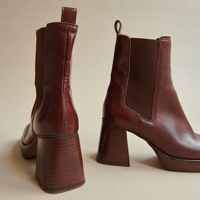 Bottines à bouts carrés et élastiques  en cuir vieilli marron