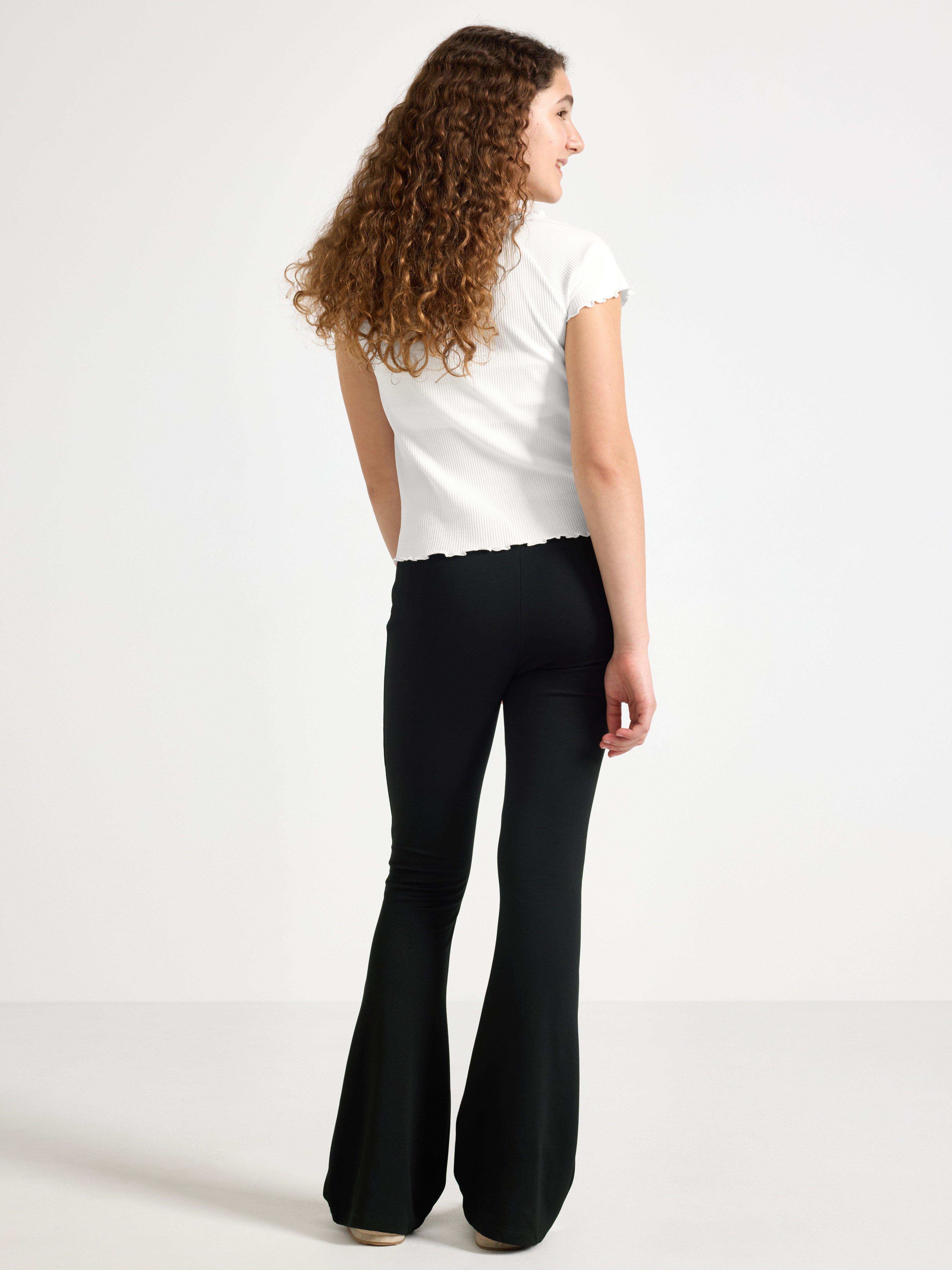 Calça de malha preta com cintura alta e pernas largas.