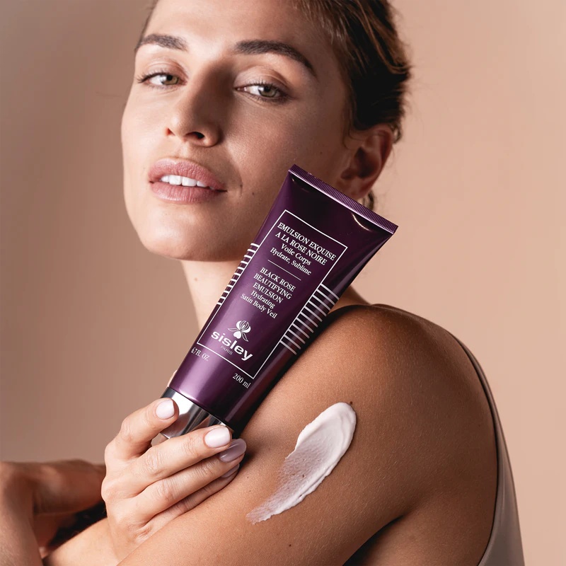 Sisley Black Rose Beautifying Emulsion drėkinamoji kūno emulsija