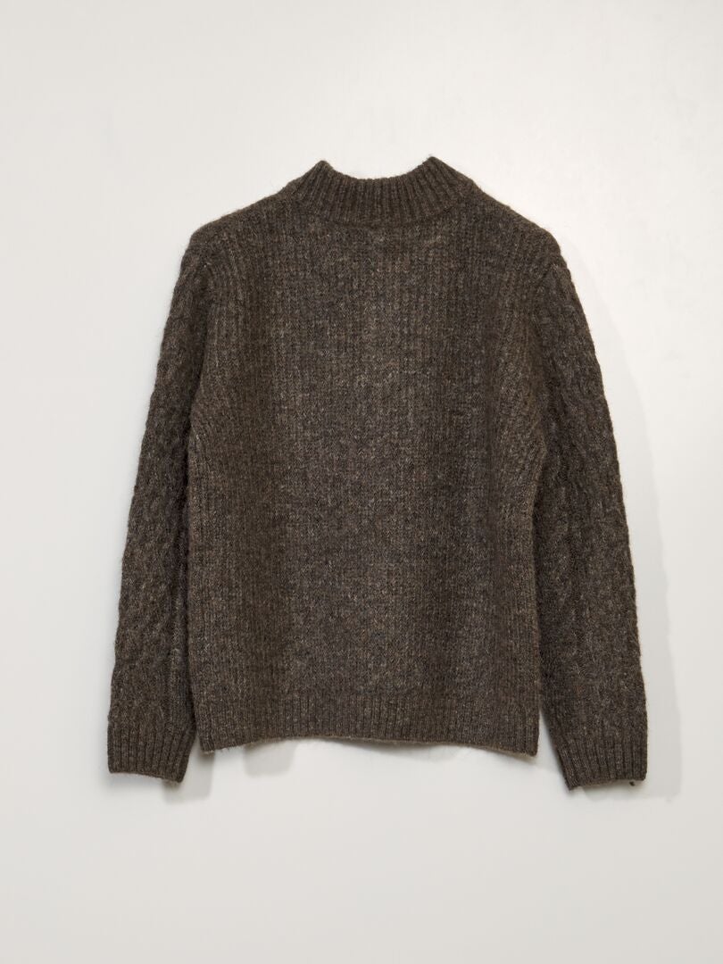 Sweter z dzianiny kablowej - BRĄZOWY