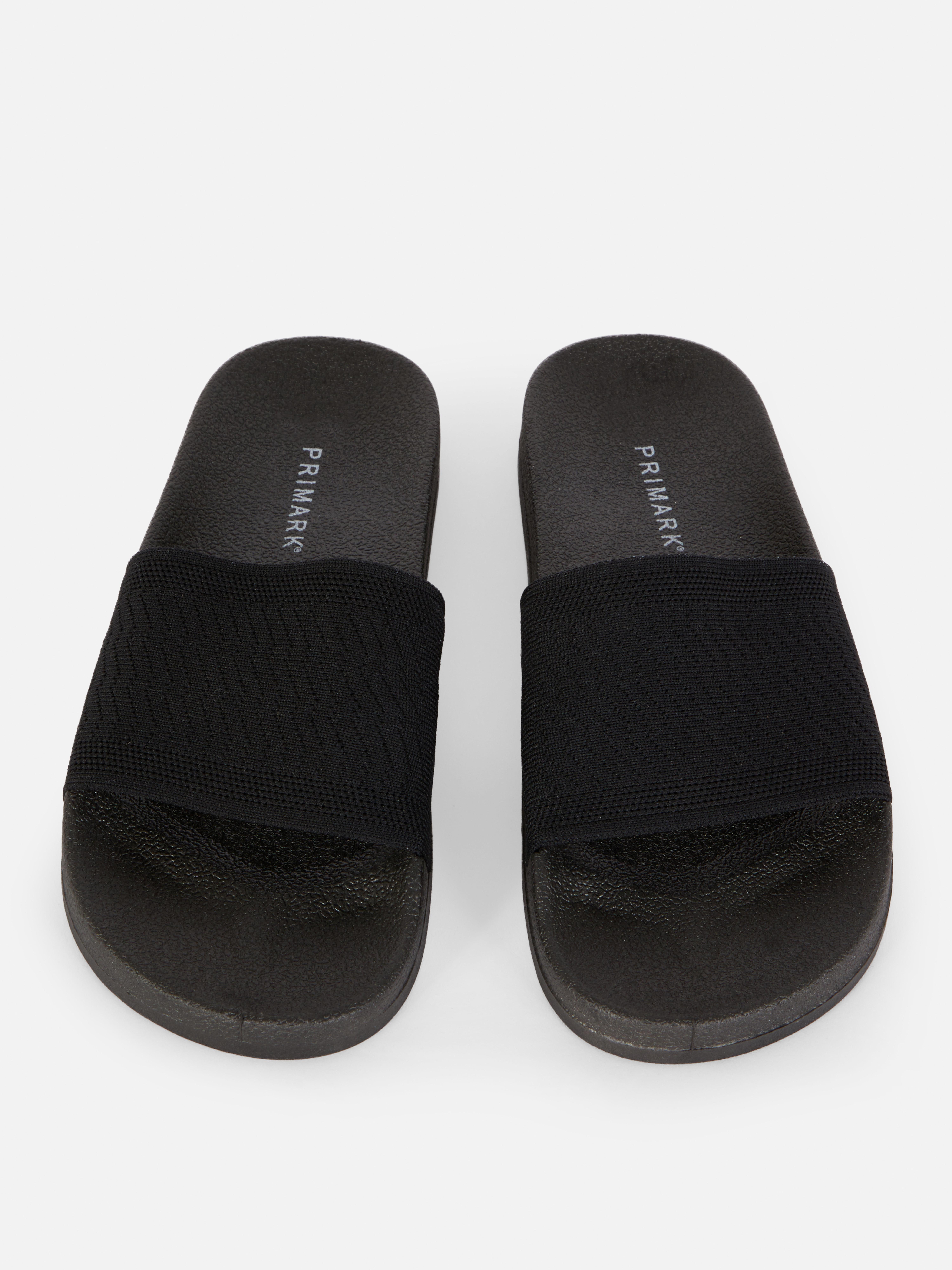 Sandale cu barete croșetate. Oferă-i ținutelor tale însorite un farmec boho cu aceste sandale texturate.