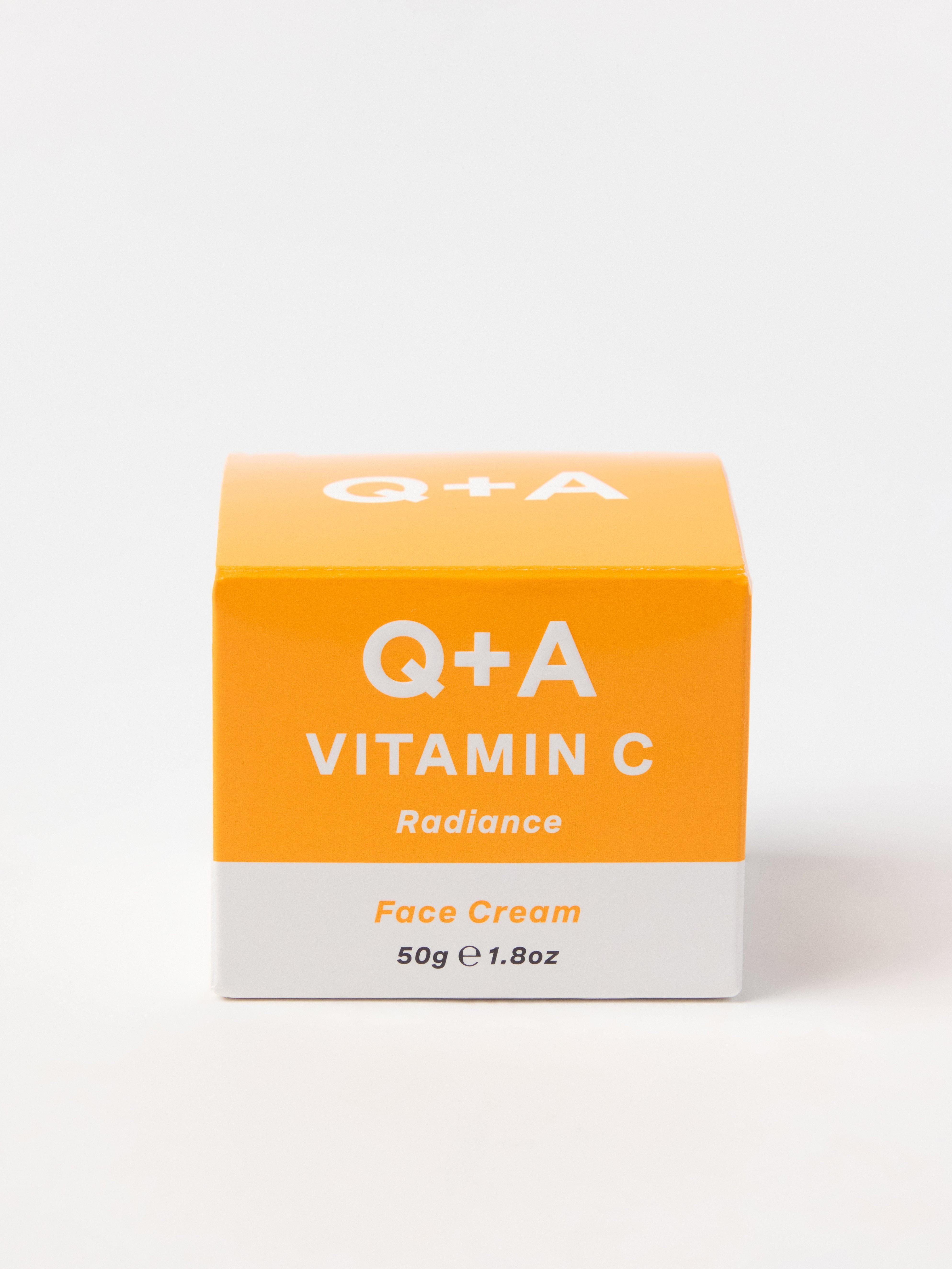 Creme facial iluminador com vitamina C QA, sem cor.