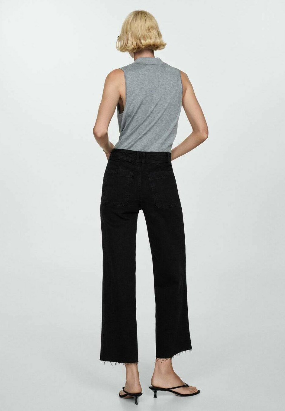 „Mango“ platėjantys džinsai – juodo džinso