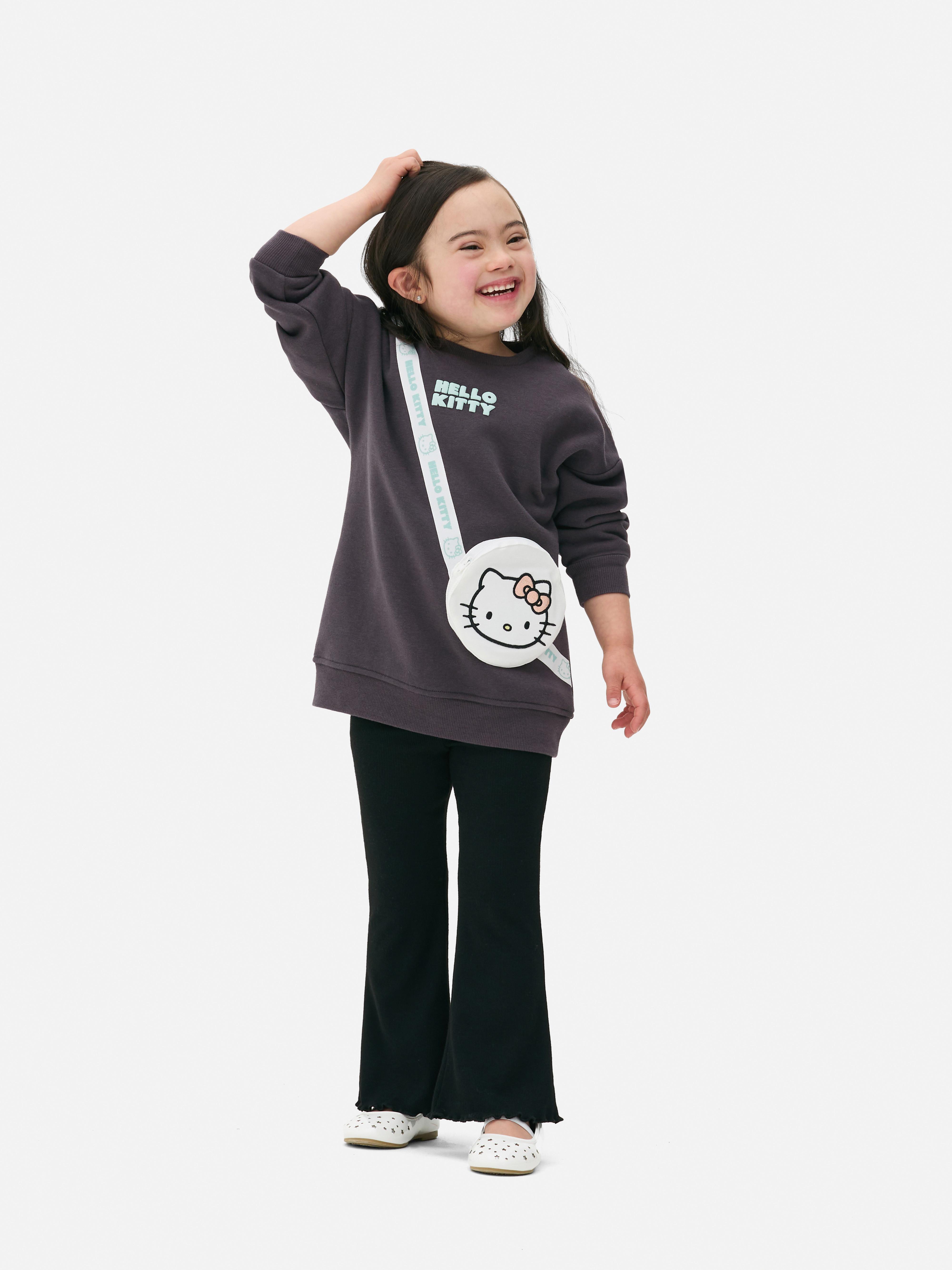 Sweatshirt mit Hello-Kitty-Schultertasche Ein langes Hello-Kitty-Sweatshirt mit einer passenden Tasche als Accessoire