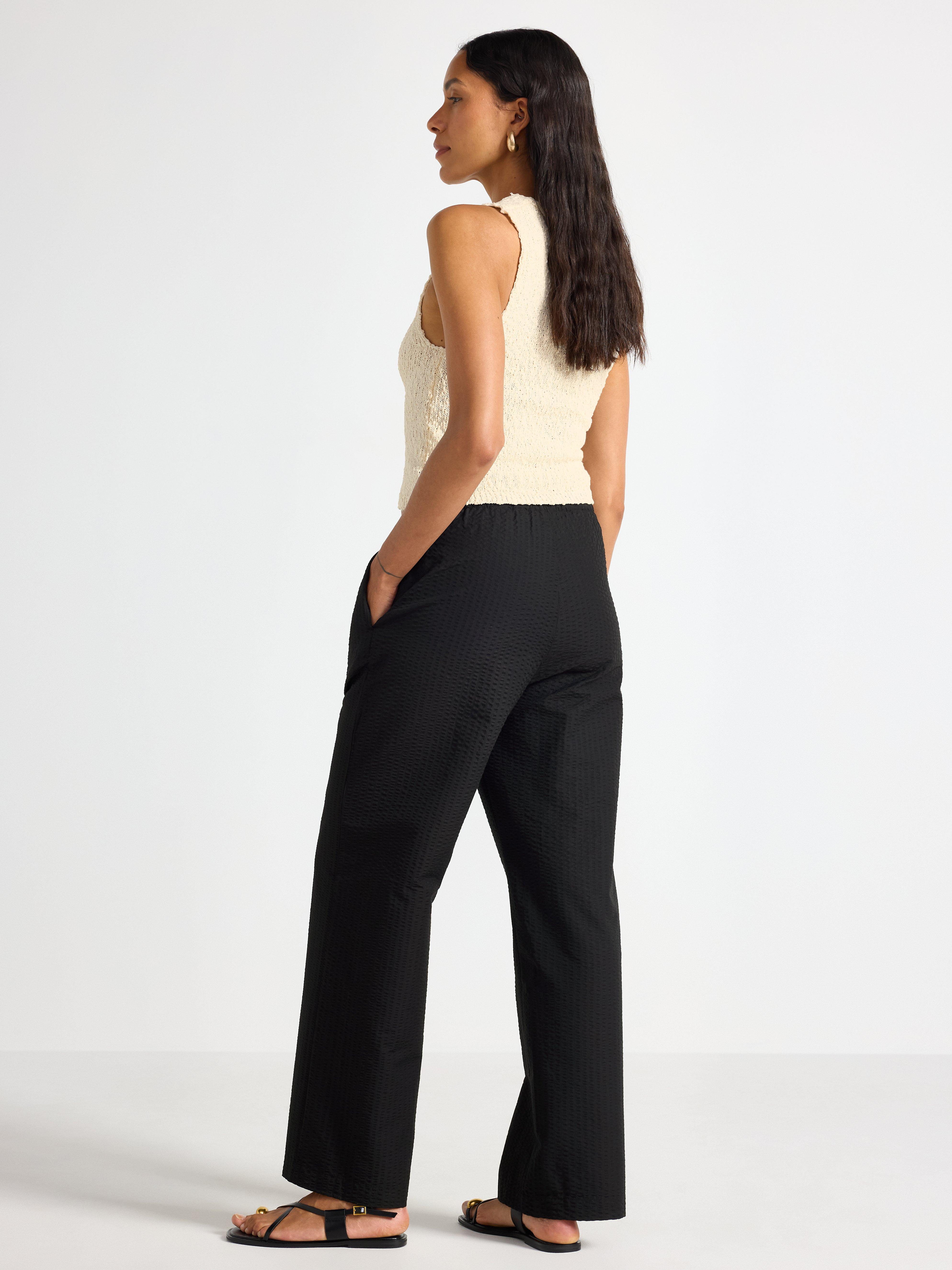 Pantalones rectos acampanados de color negro