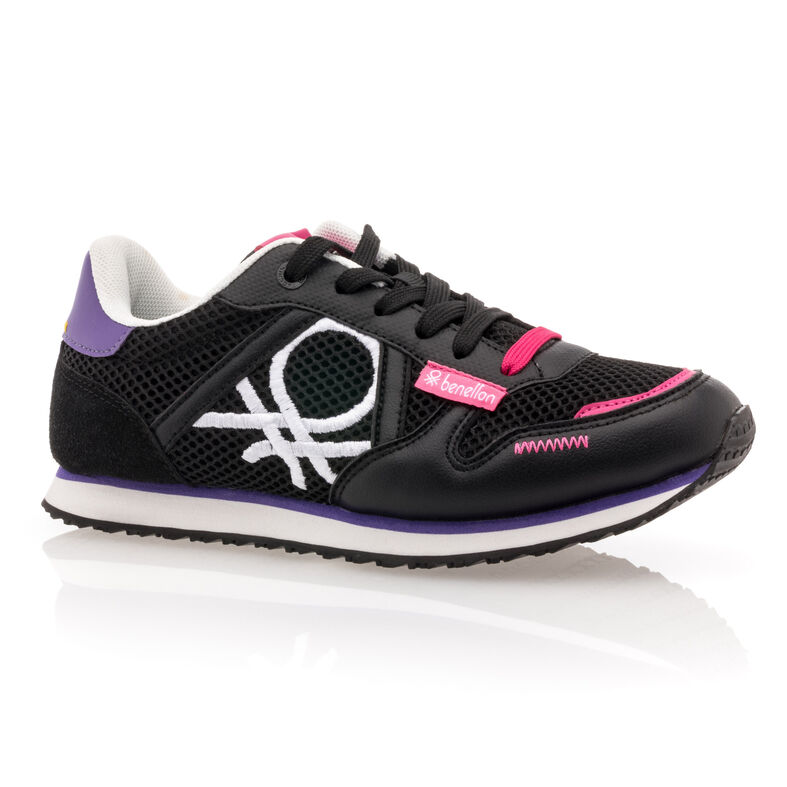 Zapatillas deportivas para mujer en color negro.