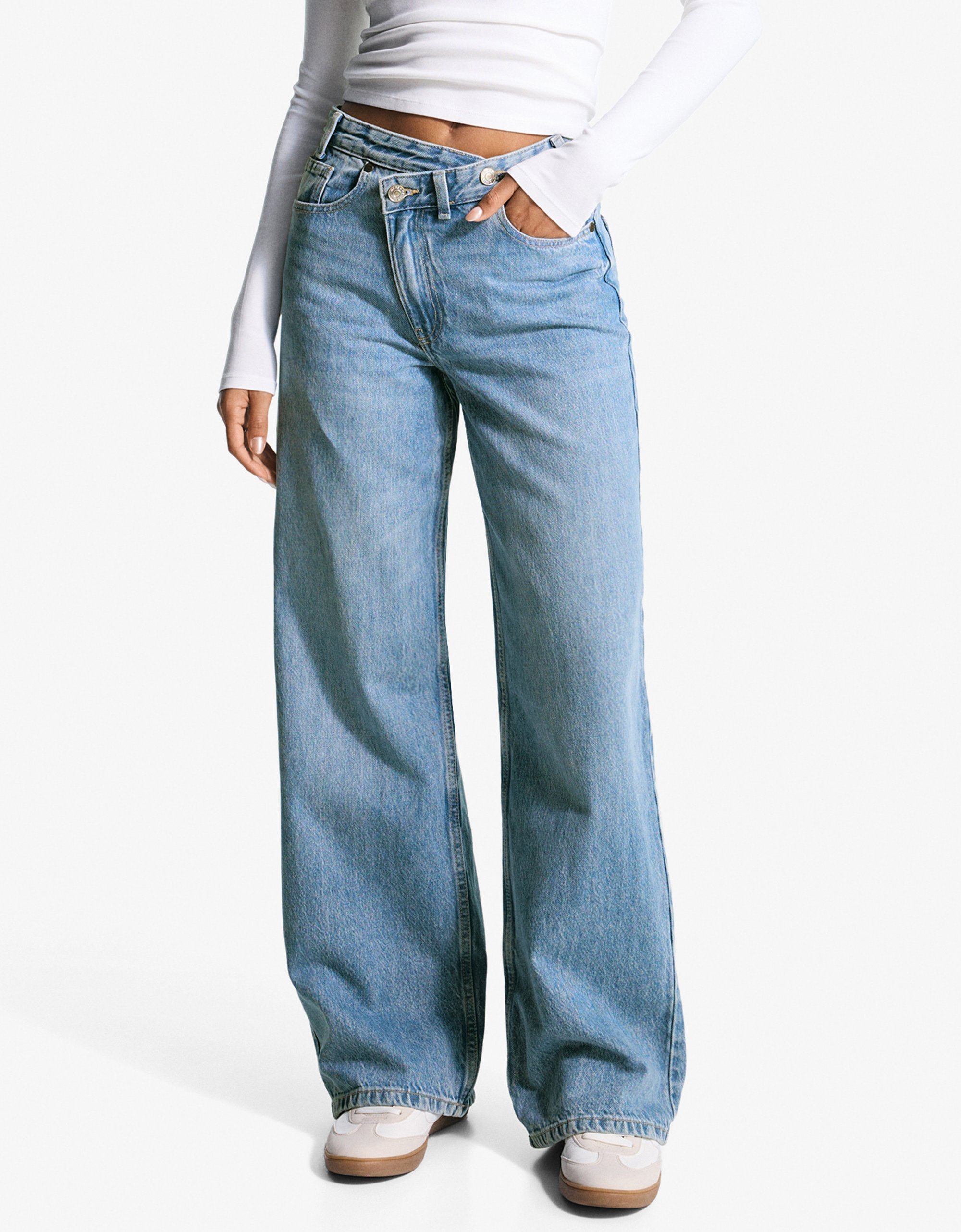 Bershka WIDE - Jeans mit lockerer Passform - hellblauer Denim