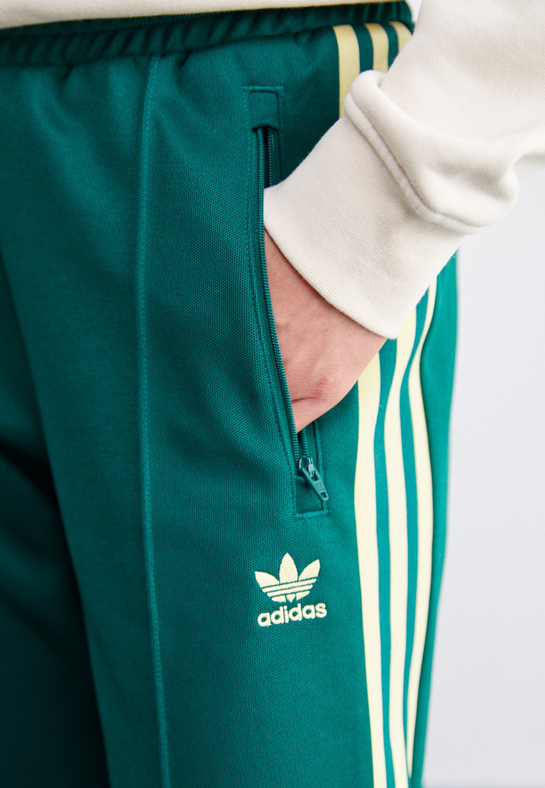 adidas Originals CLASSIC - Teplákové kalhoty - collegiate green