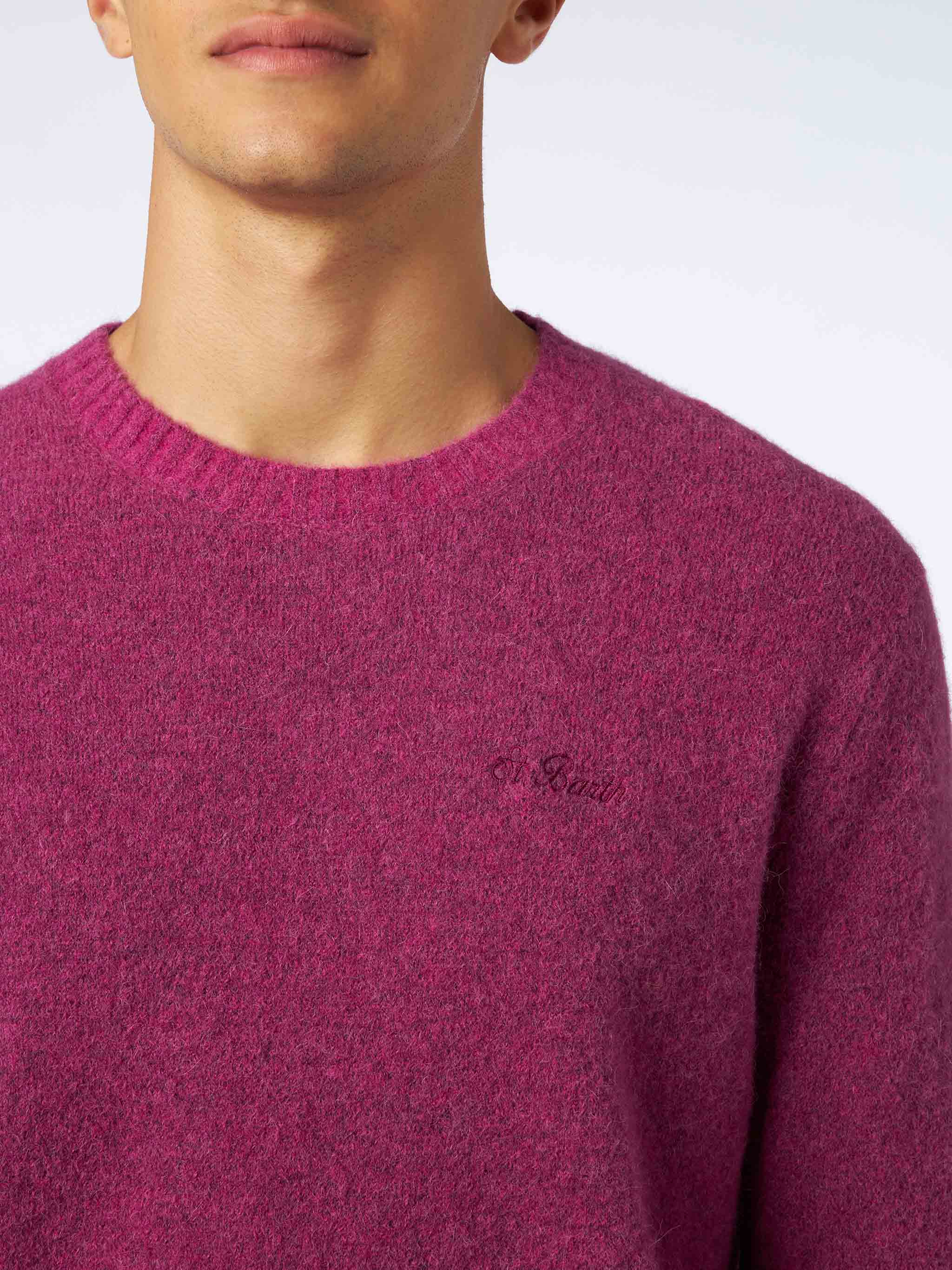 Pull homme en laine stretch fuchsia avec broderie Saint-Barth