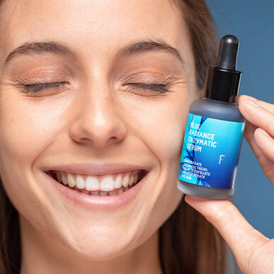 Sérum exfoliante enzimático, unificador e iluminador Blue Radiance de Freshly Cosmetics, 30 ml