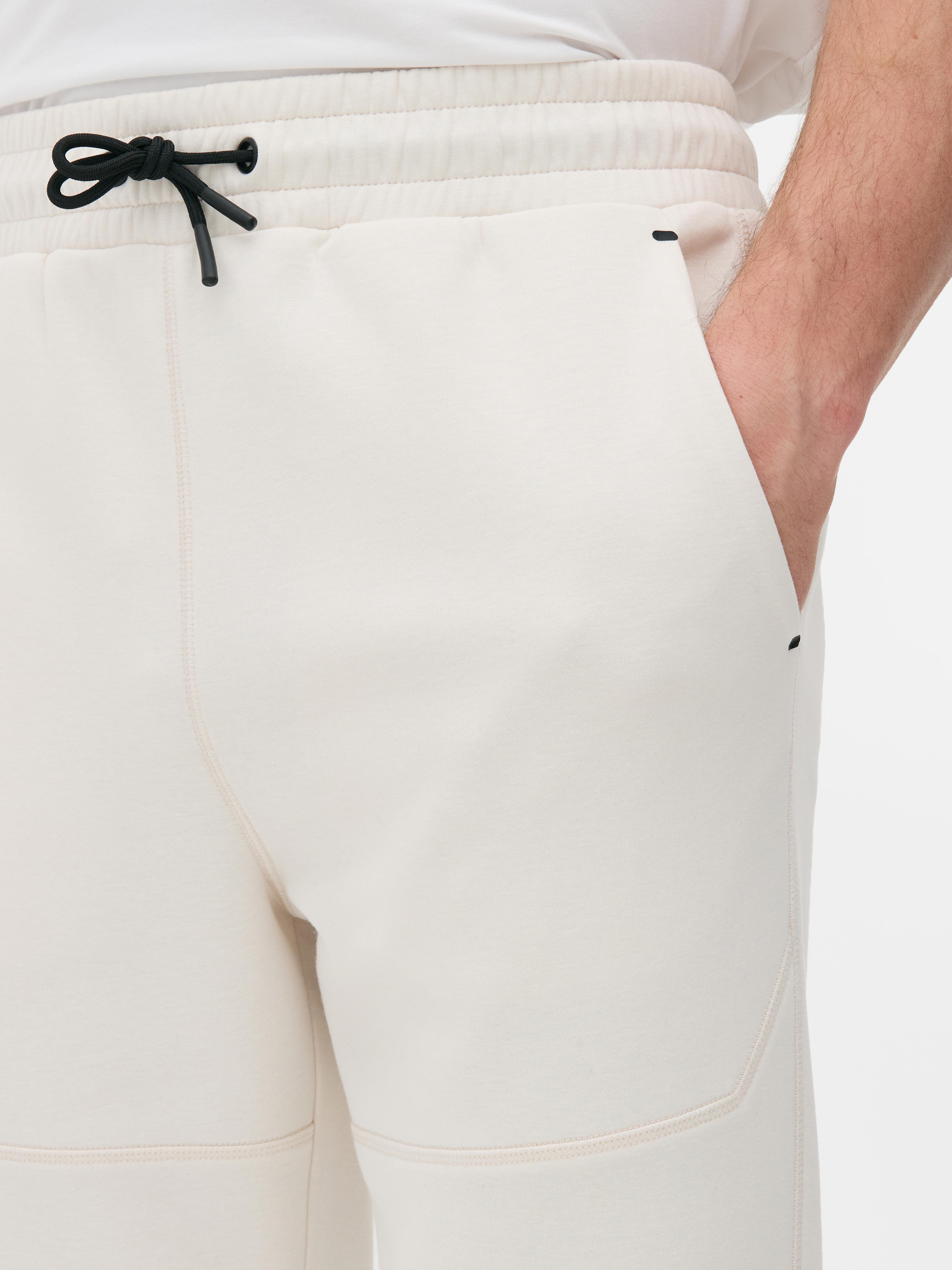 Pantaloni de jogging cu șnur de strângere și manșete la gleznă. Pantaloni sport de jogging cu șnur în talie, buzunare laterale și manșete la gleznă.