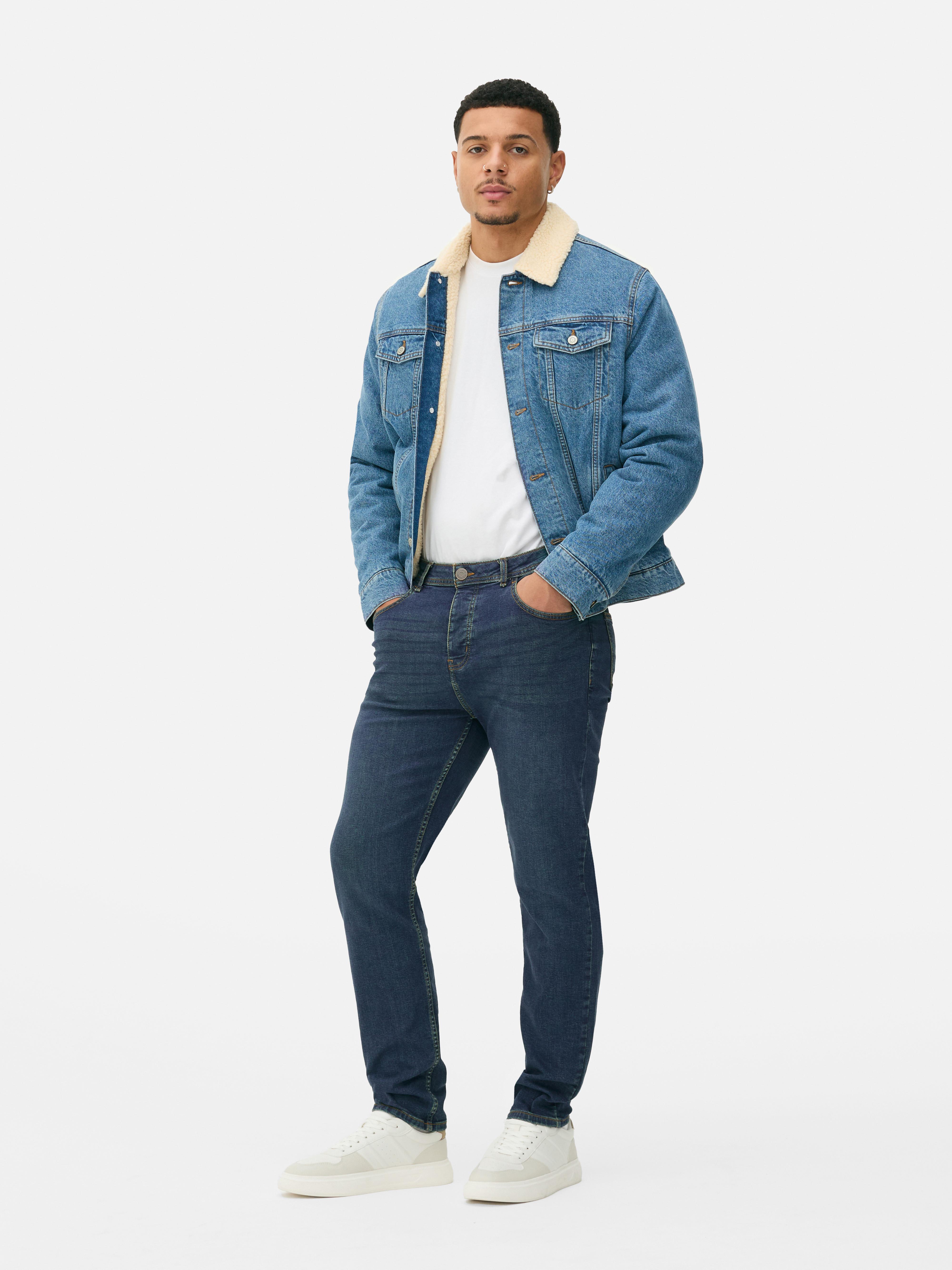 Blugi elastici, slim fit. Blugi mulați cu închidere cu nasturi, cinci buzunare și găici pentru curea.