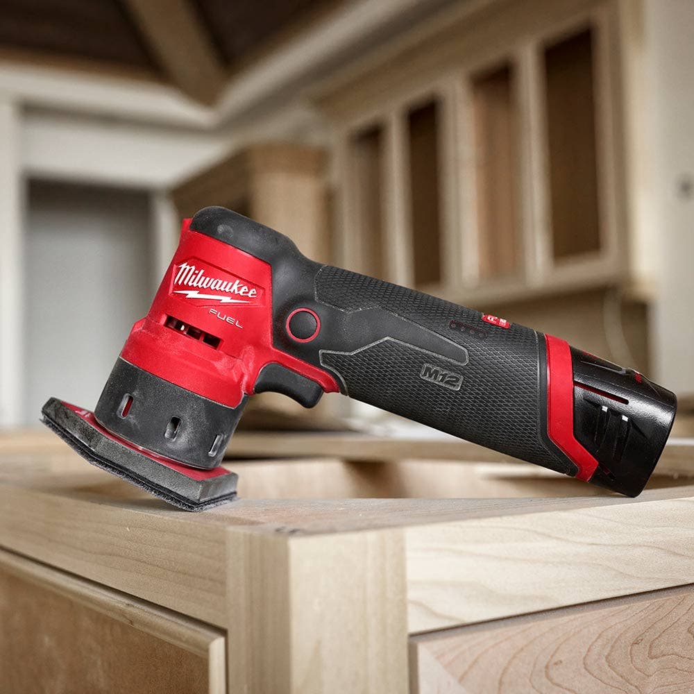 Lixadeira orbital MILWAUKEE FUEL™ 12V para trabalhos de precisão em couro M12FDSS0
