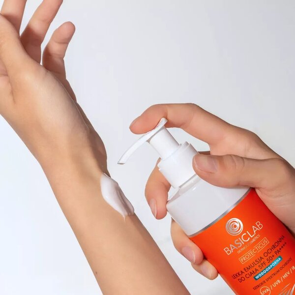 Emulsión corporal protectora ligera BasicLab SPF50+ PA++++ 300 ml