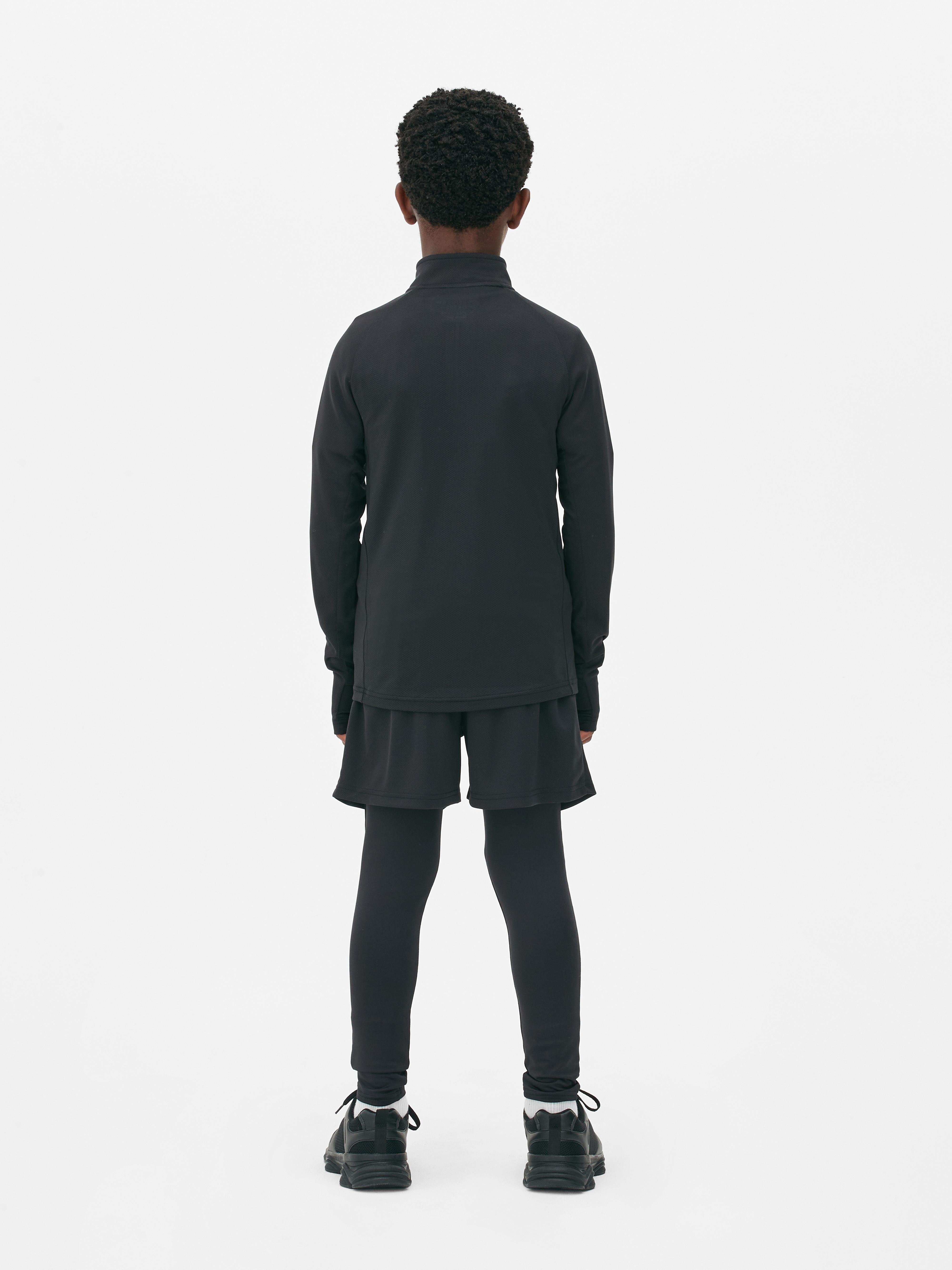 2-in-1 Sportleggings und -shorts. Sportliche Mesh-Shorts mit längeren Leggings als Unterschicht.