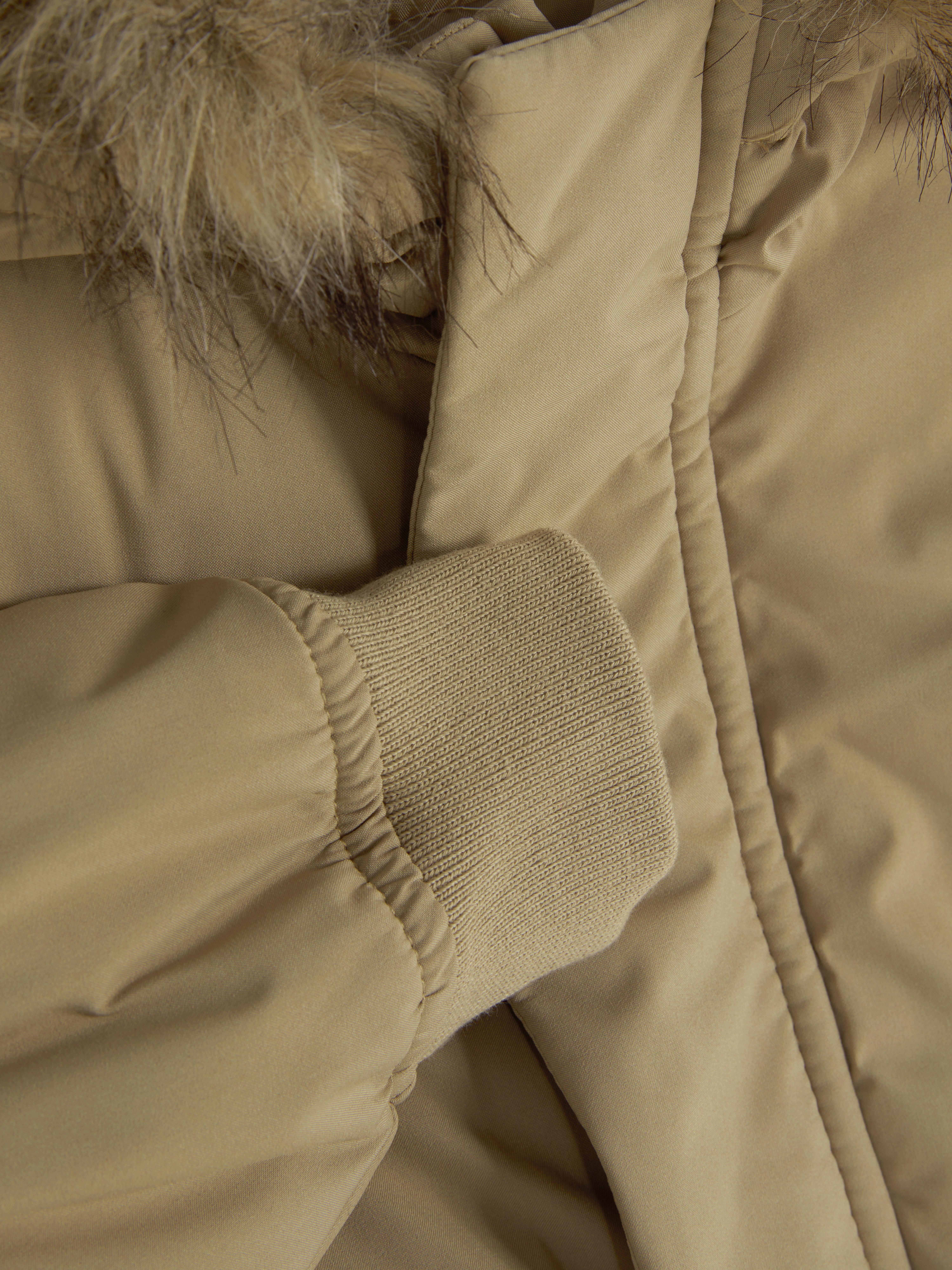 Parka met rand van imitatiebont Deze korte parka met een capuchon met imitatiebontrand houdt ze heerlijk warm