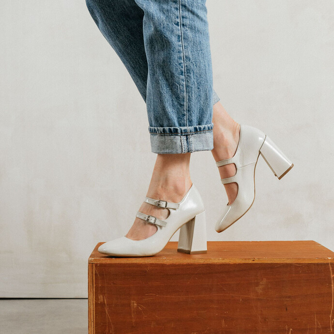 Babies à talons et brides  en vernis plissé ivoire
