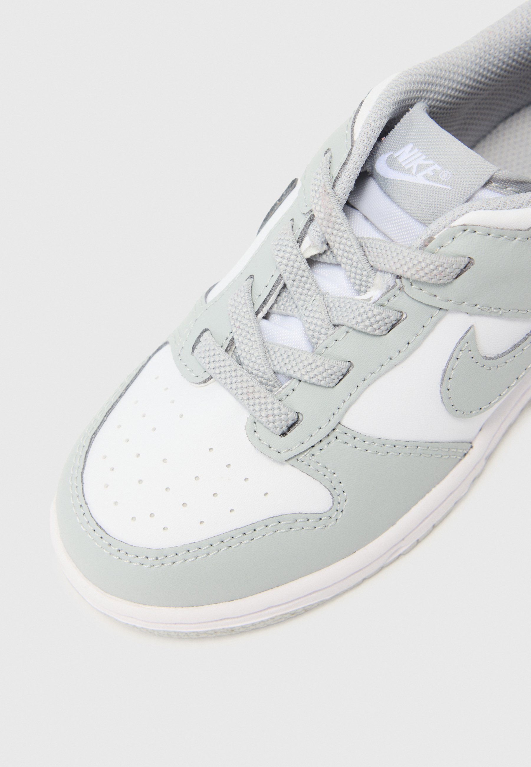 Nike Sportswear DUNK LOW UNISEX - Sneakers - wit/licht rookgrijs