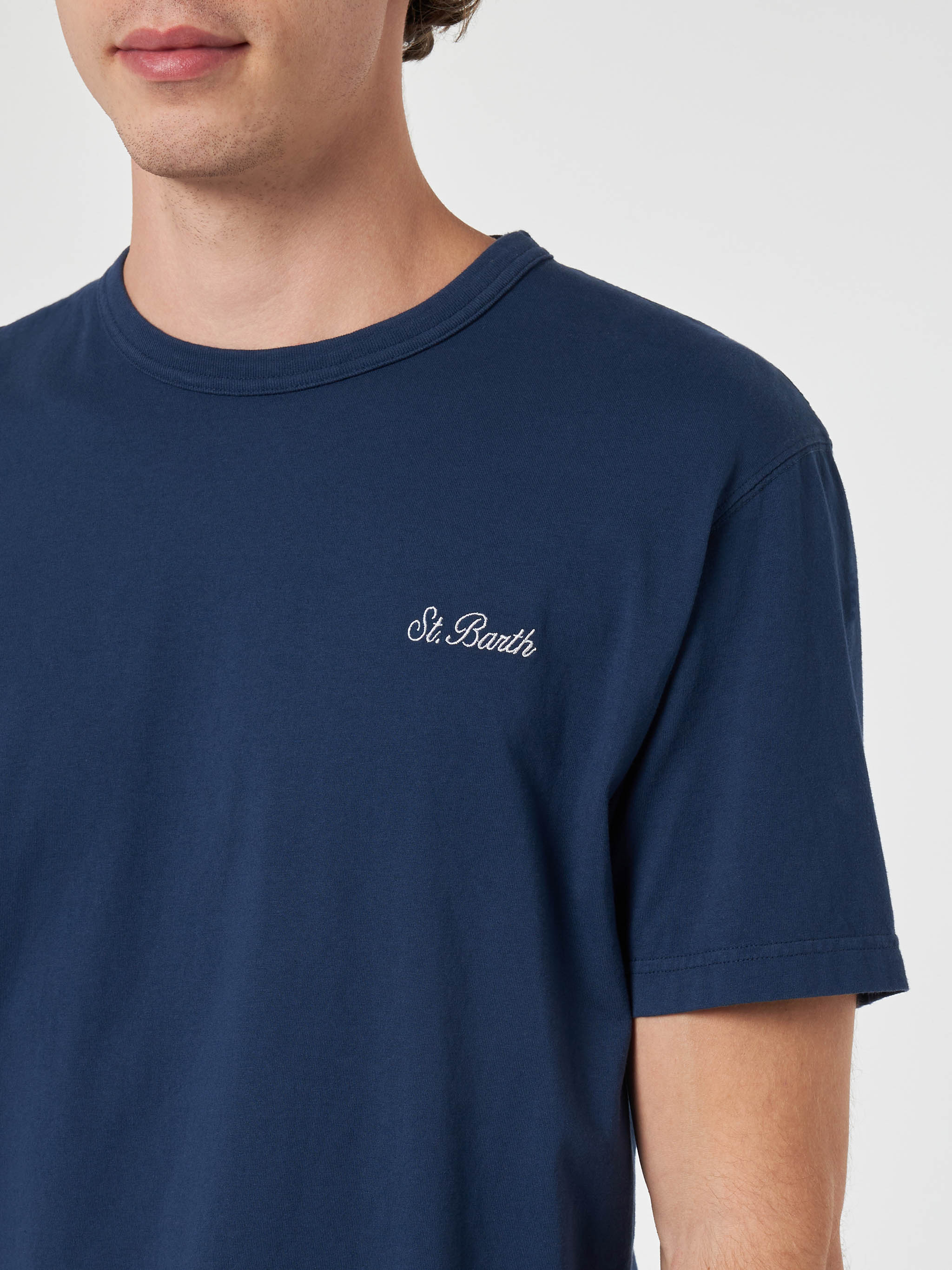 Heren T-shirt in Dover Blue, gemaakt van katoenen jersey met St. Barth-borduurwerk.