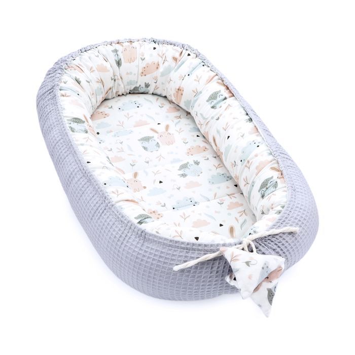Babybettverkleinerer 90 x 50 cm – Handgefertigter Kokon aus grauem Waffelpiqué-Baumwollstoff mit Hasenmuster, beidseitig bezogen.