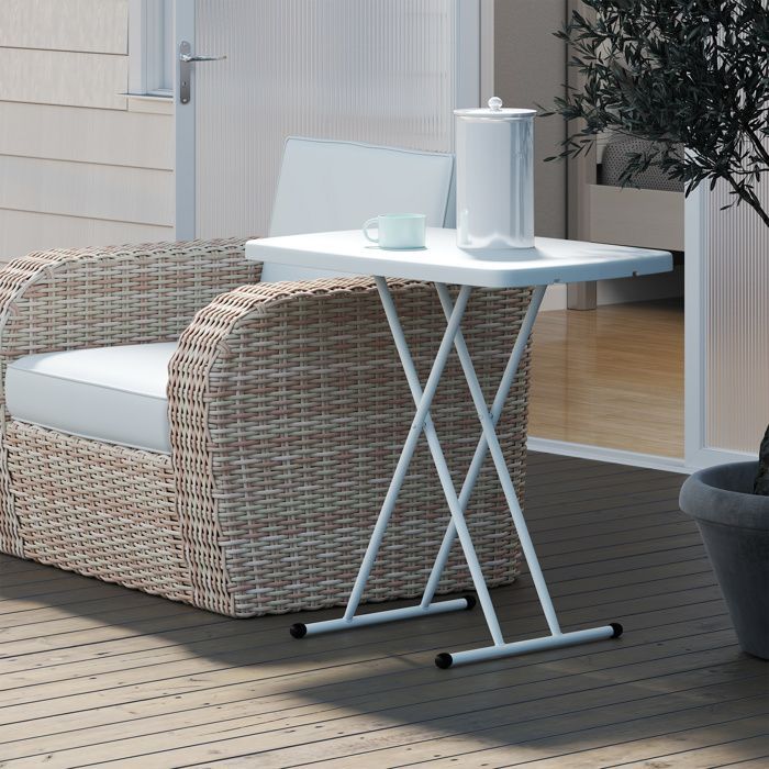 Mesa auxiliar Outsunny plegable, con 6 niveles de altura ajustables, ideal para patios y jardines, fabricada en HDPE, 76 x 50 x 74 cm, color blanco.
