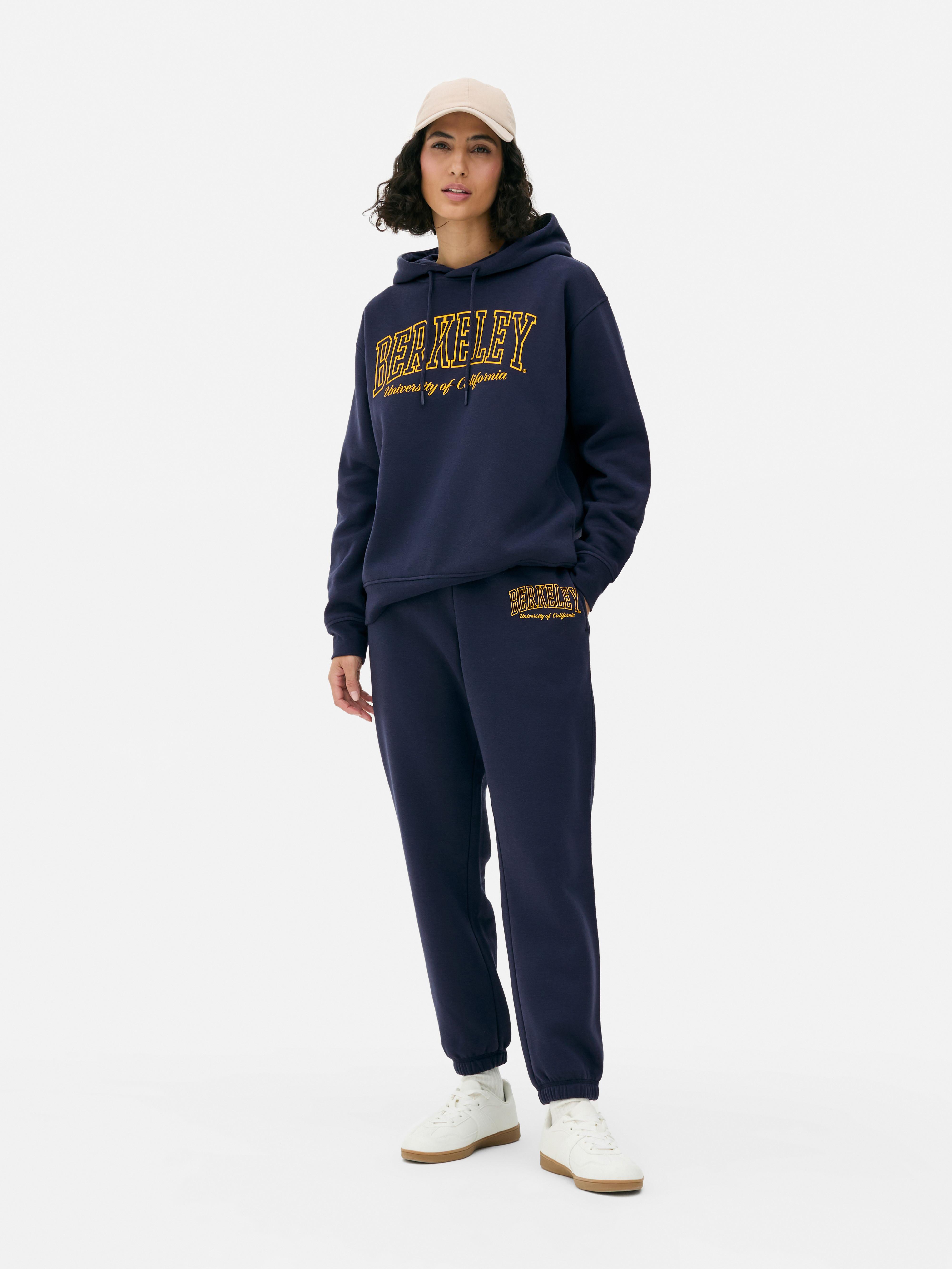 Hanorac asortat cu model Berkeley. Acest hanorac are glugă, mâneci lungi și imprimeu cu logo.