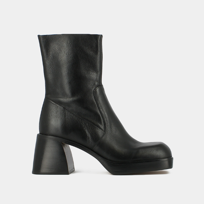 Boots à bouts carrés et talons épais  en cuir noir