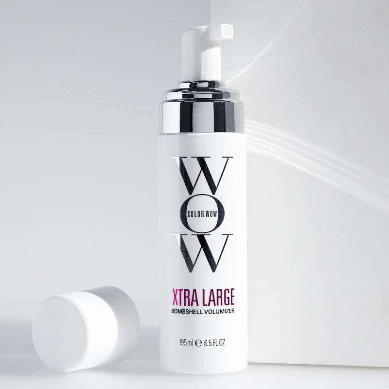 Mousse modeladora Color WOW Xtra Large Bombshell Volumizer para dar volume aos cabelos.