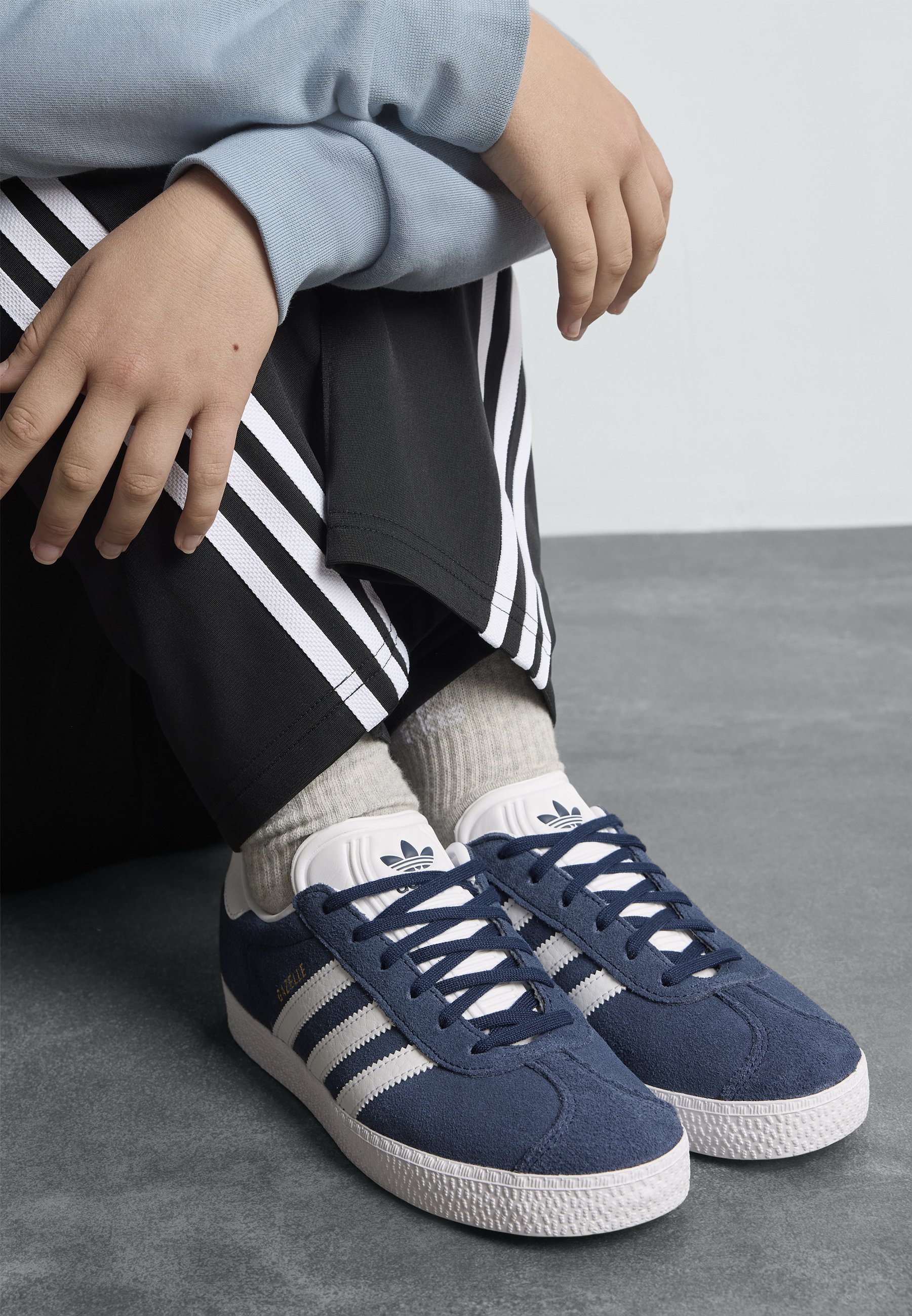 adidas Originals GAZELLE UNISEX - Buty sportowe - granatowe/białe obuwie