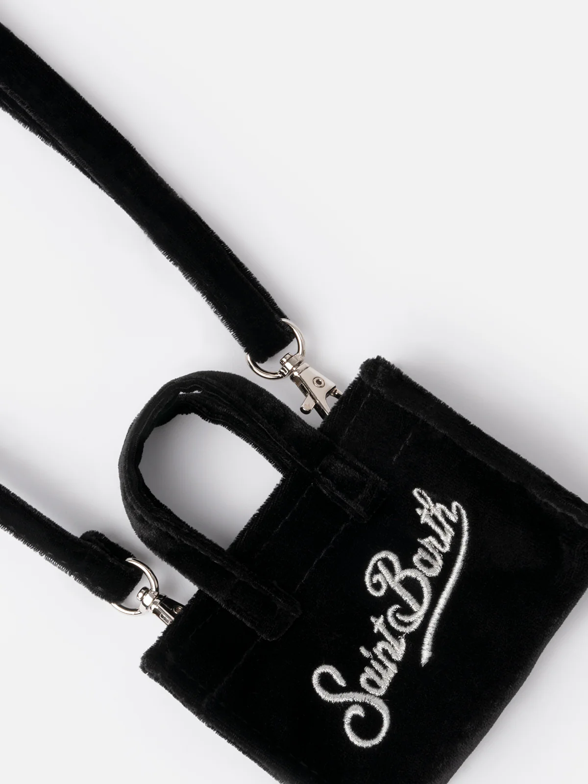 Sleutelhanger van zwart fluweel met geborduurd logo