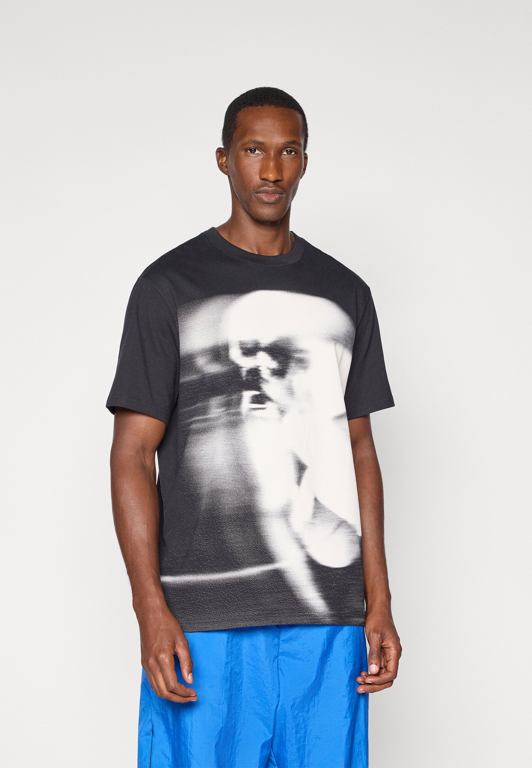 Jordan CREW - T-shirt met print - zwart/gammablauw