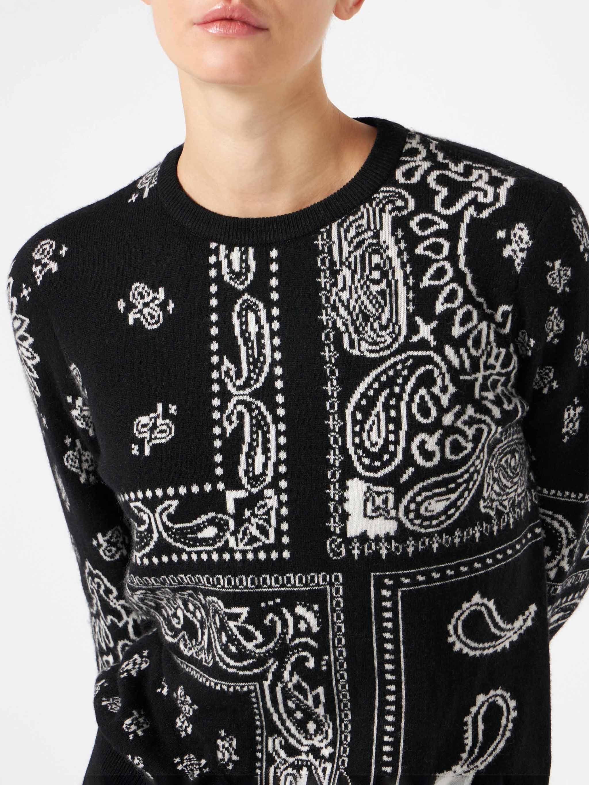 Damestrui van zwarte kasjmierblend met bandana-patroon
