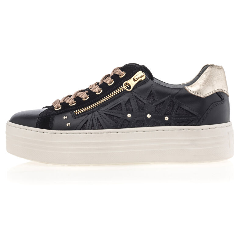 Zapatillas deportivas para mujer en color negro.