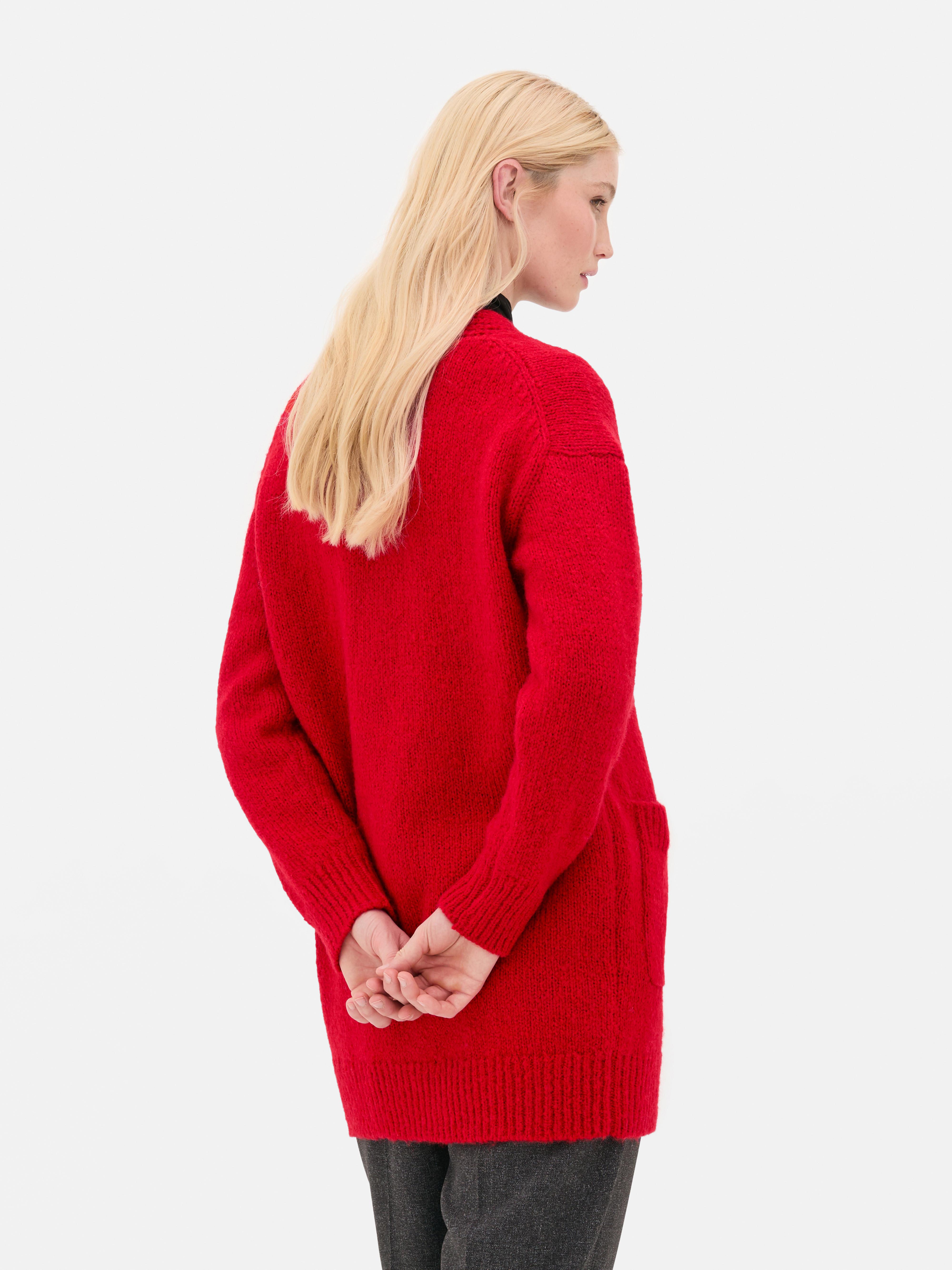 Oversize-Strickjacke. Eine lange Strickjacke mit Oversize-Schnitt, V-Ausschnitt und aufgesetzten Taschen.