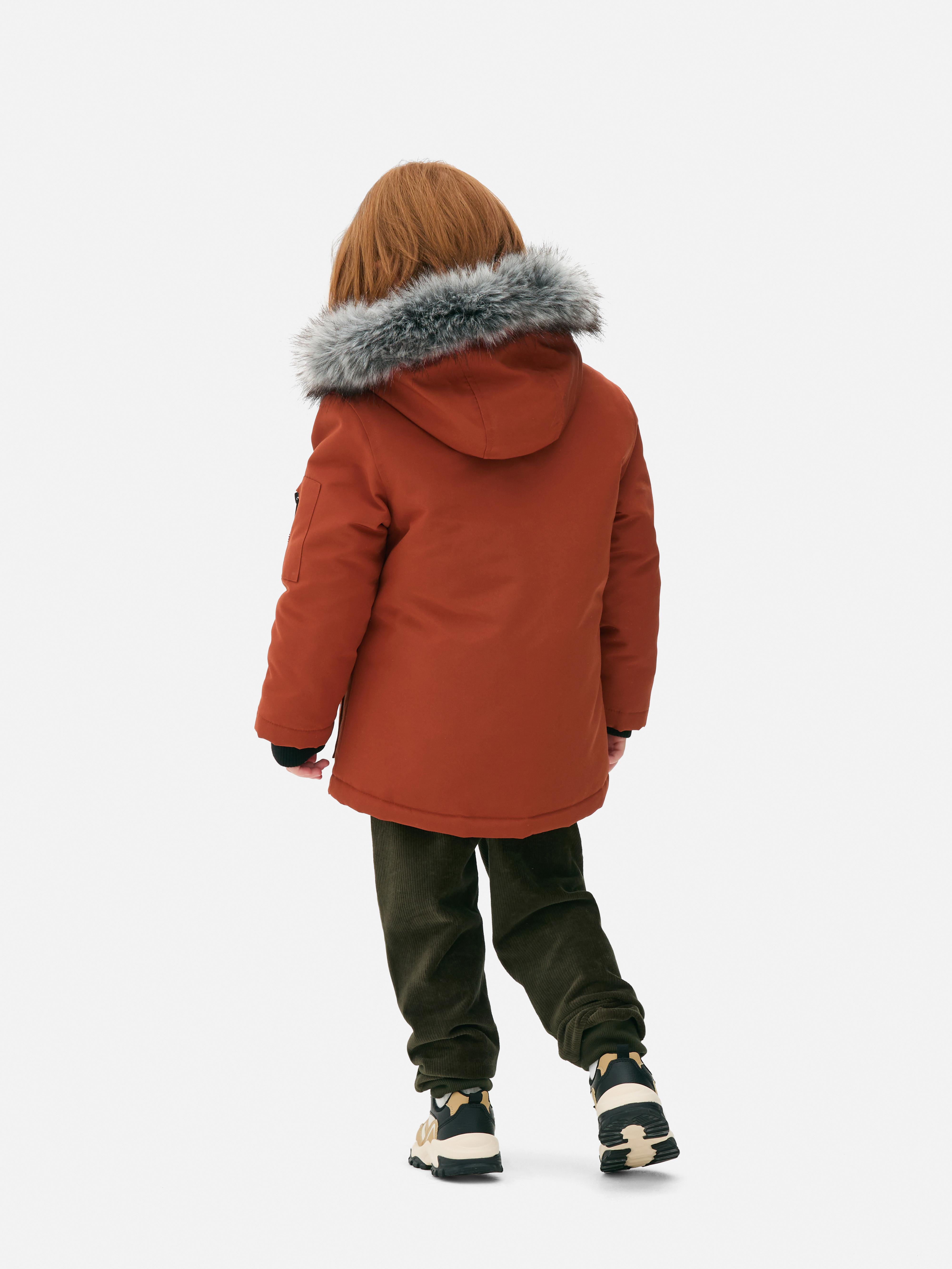 Utility parka. Fix kapucnival, cipzárral és praktikus zsebekkel ellátott parka a tökéletes kültéri stílusért.
