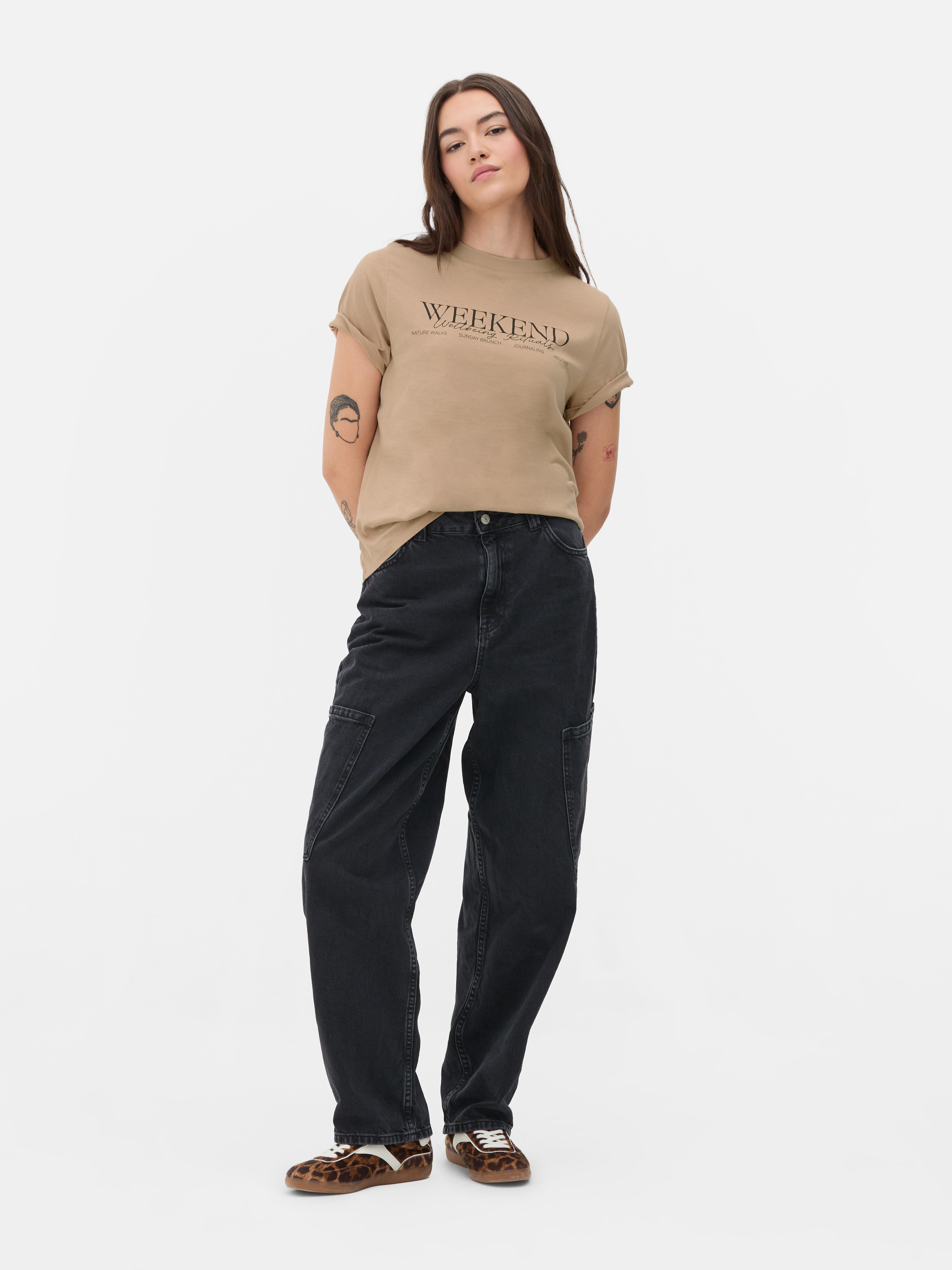 Tricou cu mânecă scurtă și imprimeu. Un tricou clasic din bumbac, cu guler rotund și un imprimeu atrăgător pe piept.