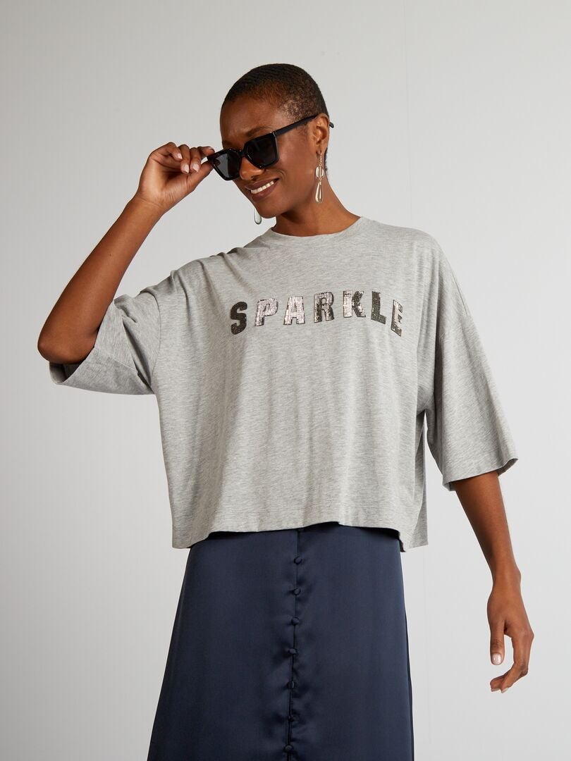Camiseta com escrita em strass - CINZA