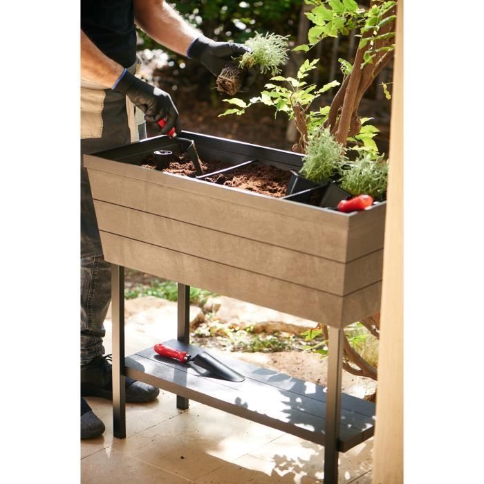 Canteiro elevado KETER com pés, ideal para áreas urbanas - com aparência de madeira.